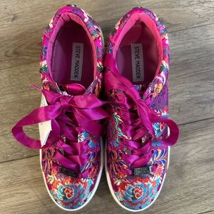 Steve Madden pink floral ribbon lace sneakers used like new size 10